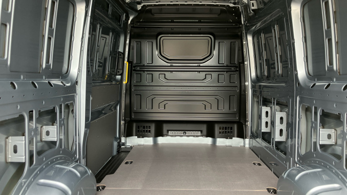 Volkswagen Crafter Cr35 Mwb Diesel Fwd 2.0 TDI 140PS Commerce Plus High Roof Van - Image 20